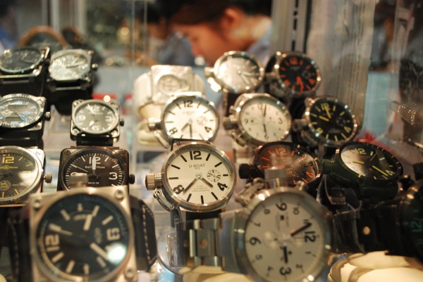 Mga resulta ng larawan para sa watches found in Chatuchak Market"